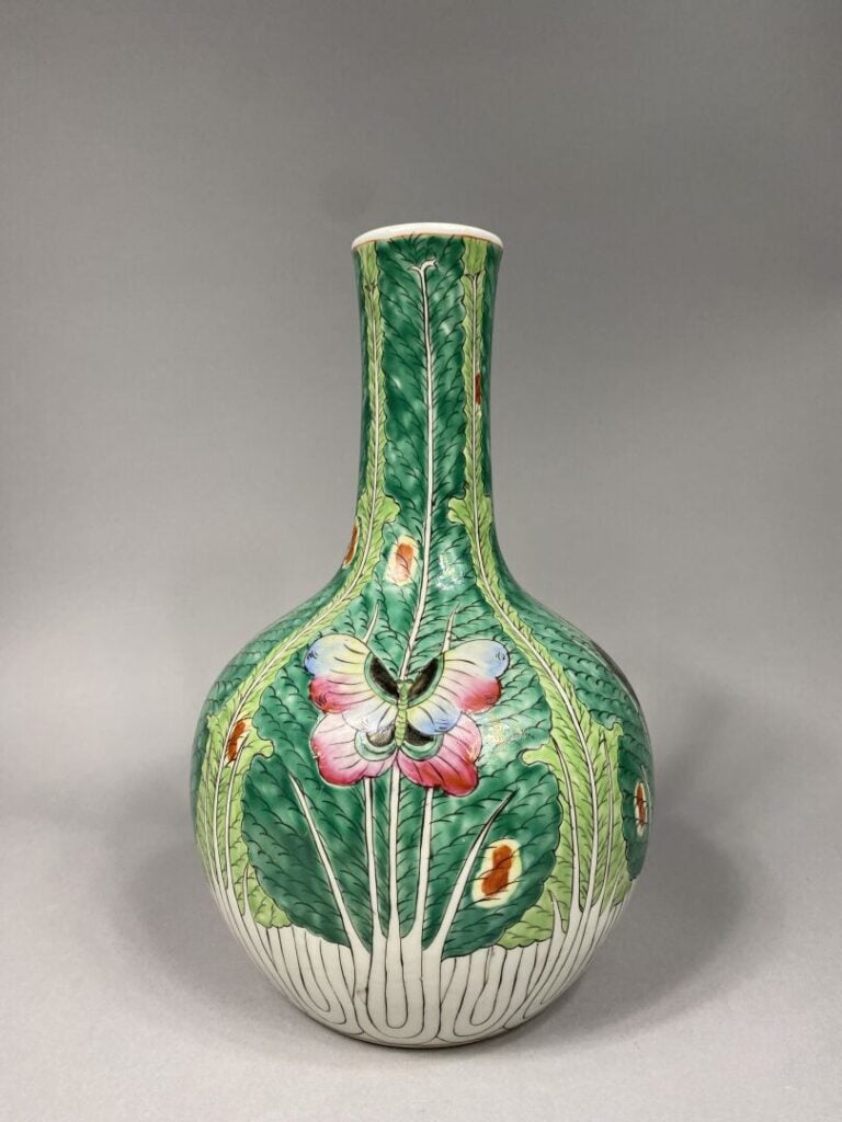 Chine - Vase en forme de sphère céleste en porcelaine à décor dit "shuicai", de…