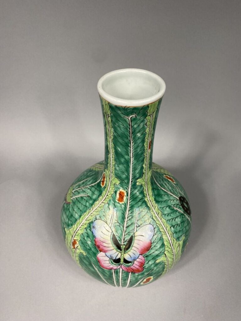 Chine - Vase en forme de sphère céleste en porcelaine à décor dit "shuicai", de…