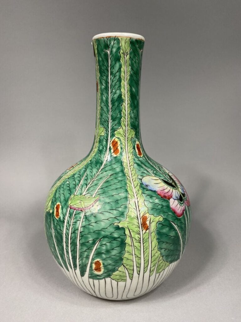 Chine - Vase en forme de sphère céleste en porcelaine à décor dit "shuicai", de…
