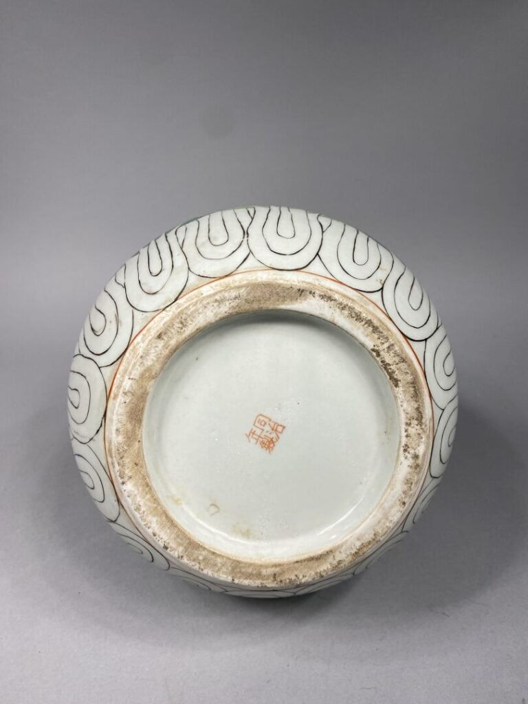 Chine - Vase en forme de sphère céleste en porcelaine à décor dit "shuicai", de…