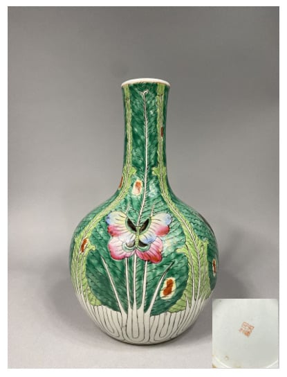 Chine - Vase en forme de sphère céleste en porcelaine à décor dit "shuicai", de…