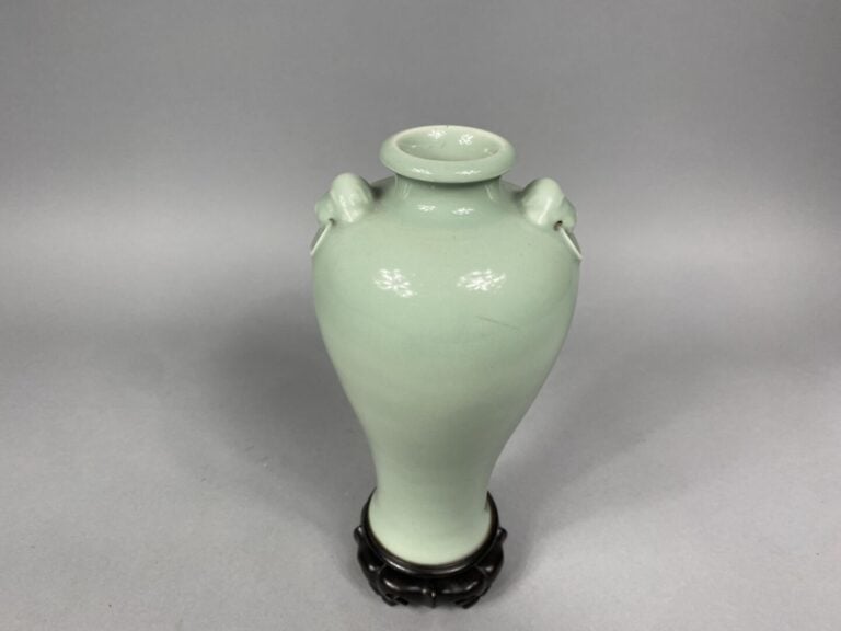 Chine - Vase en porcelaine à couverte céladon, anses formant des têtes de bêtes…