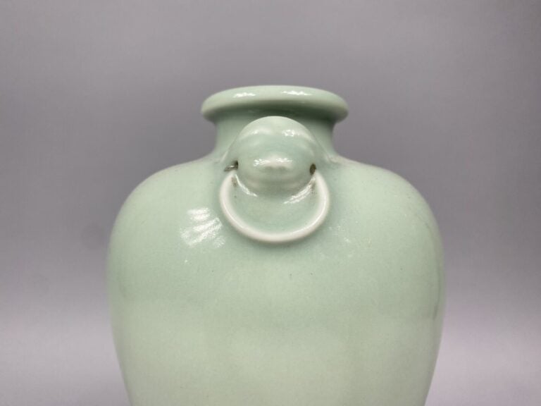 Chine - Vase en porcelaine à couverte céladon, anses formant des têtes de bêtes…