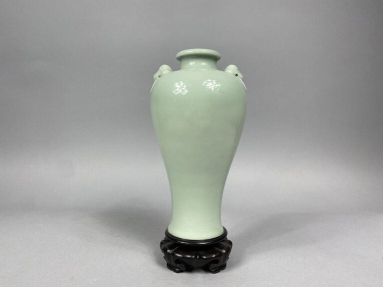 Chine - Vase en porcelaine à couverte céladon, anses formant des têtes de bêtes…