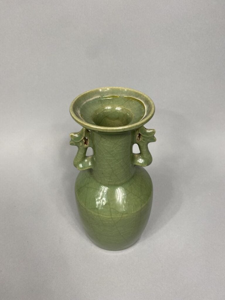 Chine - Vase en porcelaine à couverte céladon craquelé de couleur verte, le cor…