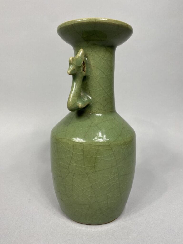Chine - Vase en porcelaine à couverte céladon craquelé de couleur verte, le cor…