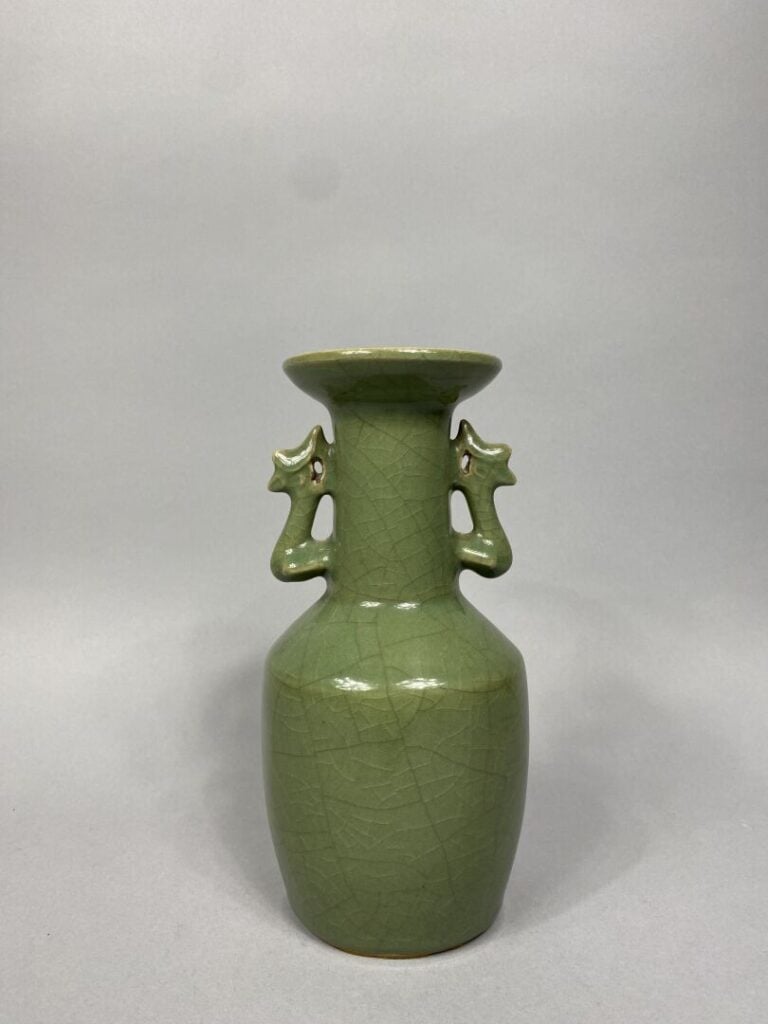 Chine - Vase en porcelaine à couverte céladon craquelé de couleur verte, le cor…