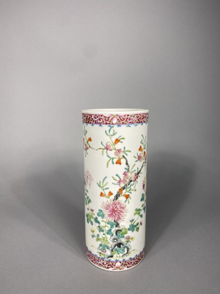 Chine - Vase rouleau en porcelaine émaillée dans le style de la famille rose à…