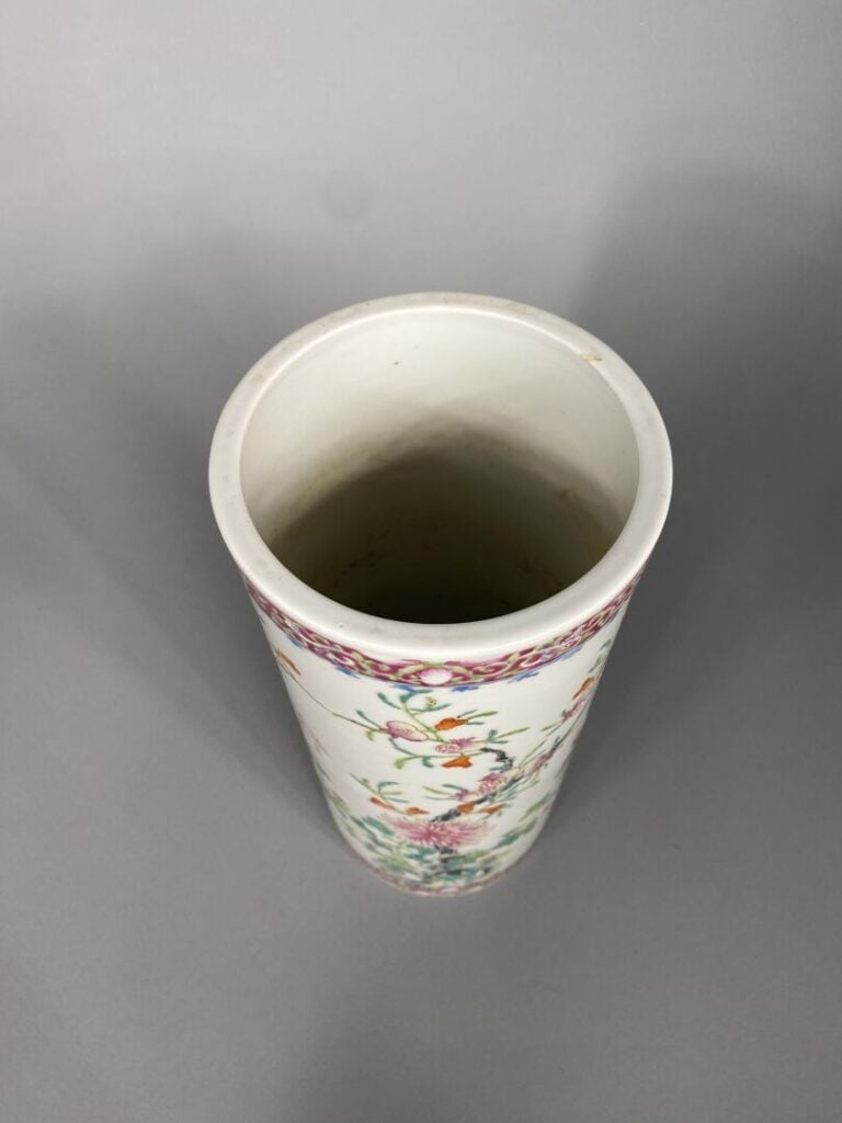 Chine - Vase rouleau en porcelaine émaillée dans le style de la famille rose à…