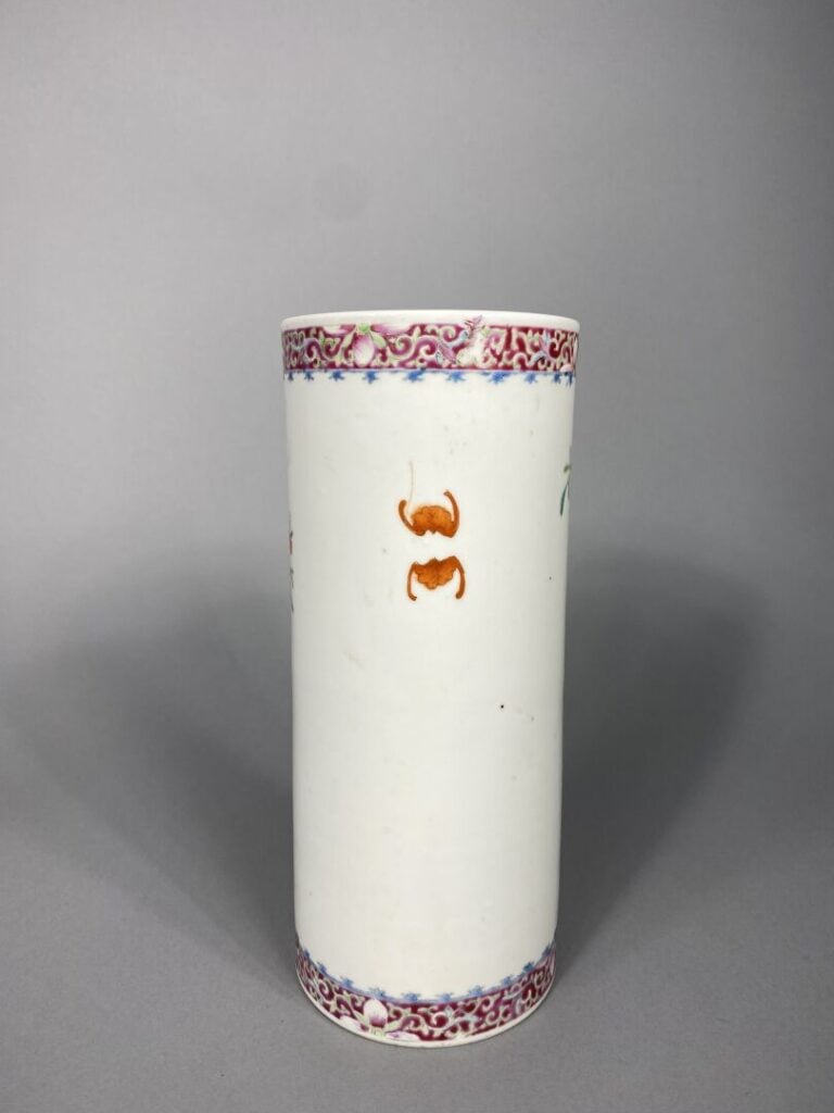 Chine - Vase rouleau en porcelaine émaillée dans le style de la famille rose à…