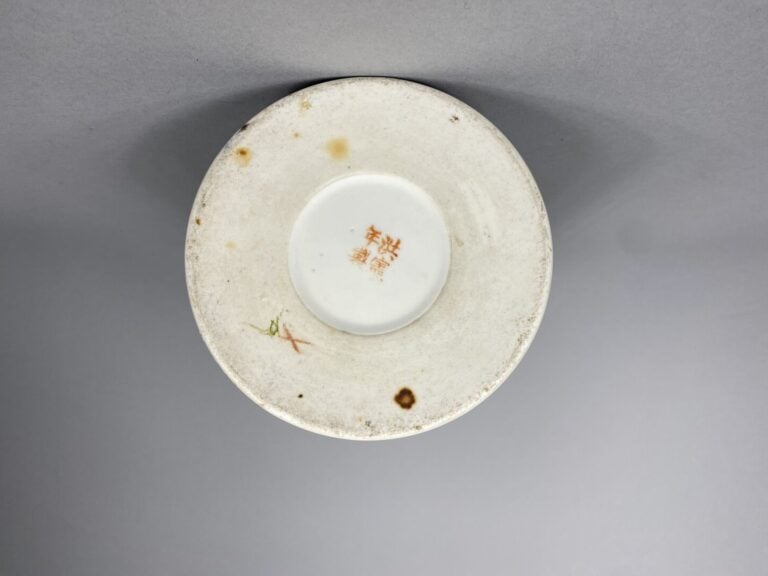 Chine - Vase rouleau en porcelaine émaillée dans le style de la famille rose à…