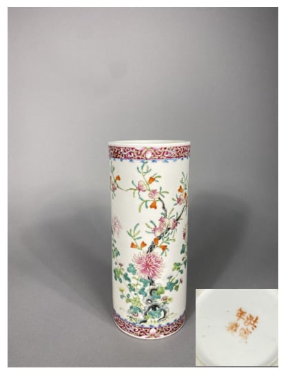 Chine - Vase rouleau en porcelaine émaillée dans le style de la famille rose à…