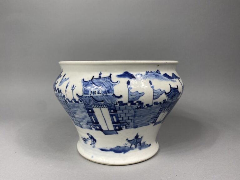Chine - Vasque en porcelaine émaillée à décor bleu blanc de murailles et pagode…