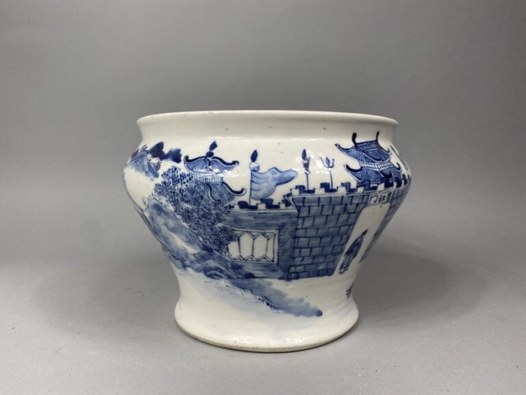 Chine - Vasque en porcelaine émaillée à décor bleu blanc de murailles et pagode…