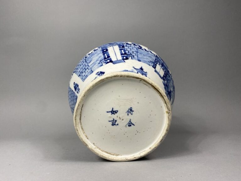 Chine - Vasque en porcelaine émaillée à décor bleu blanc de murailles et pagode…