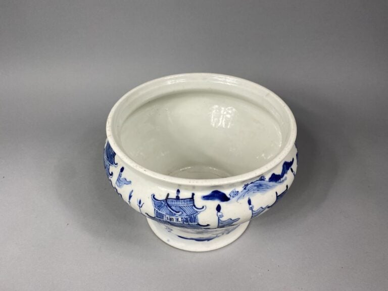 Chine - Vasque en porcelaine émaillée à décor bleu blanc de murailles et pagode…