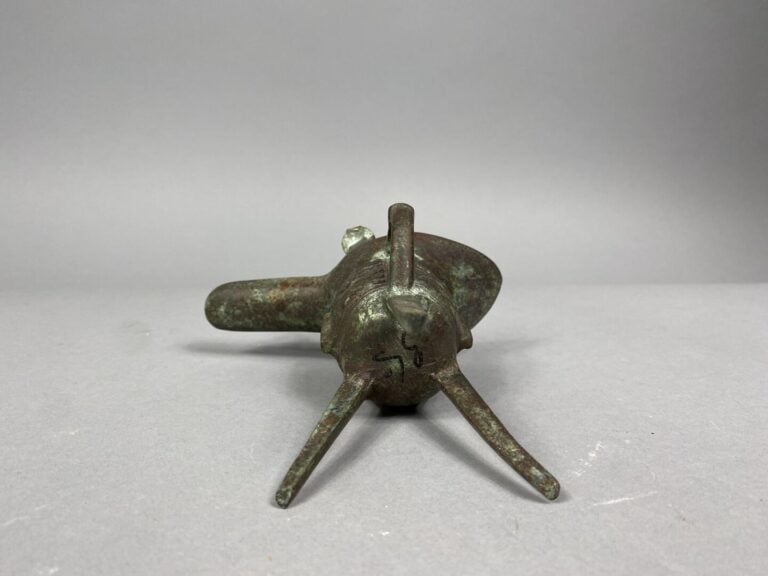 Chine - Verseuse tripode en bronze à décor de motifs stylisés en léger relief.L…