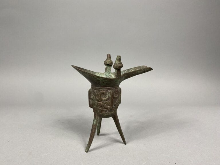 Chine - Verseuse tripode en bronze à décor de motifs stylisés en léger relief.L…