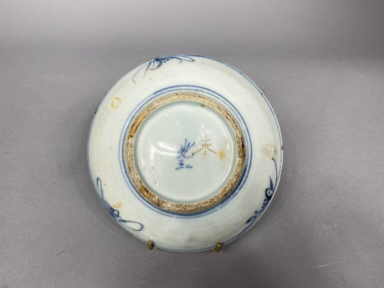 Chine/ Vietnam - Ensemble de deux assiettes en porcelaine bleu blanc à décor po…