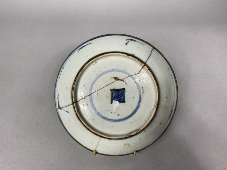 Chine/ Vietnam - Ensemble de deux assiettes en porcelaine bleu blanc à décor po…