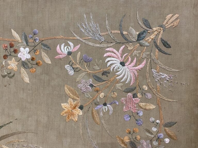Chine / Vietnam - Grande broderie en tissu polychrome sur fond ocre à décor de…