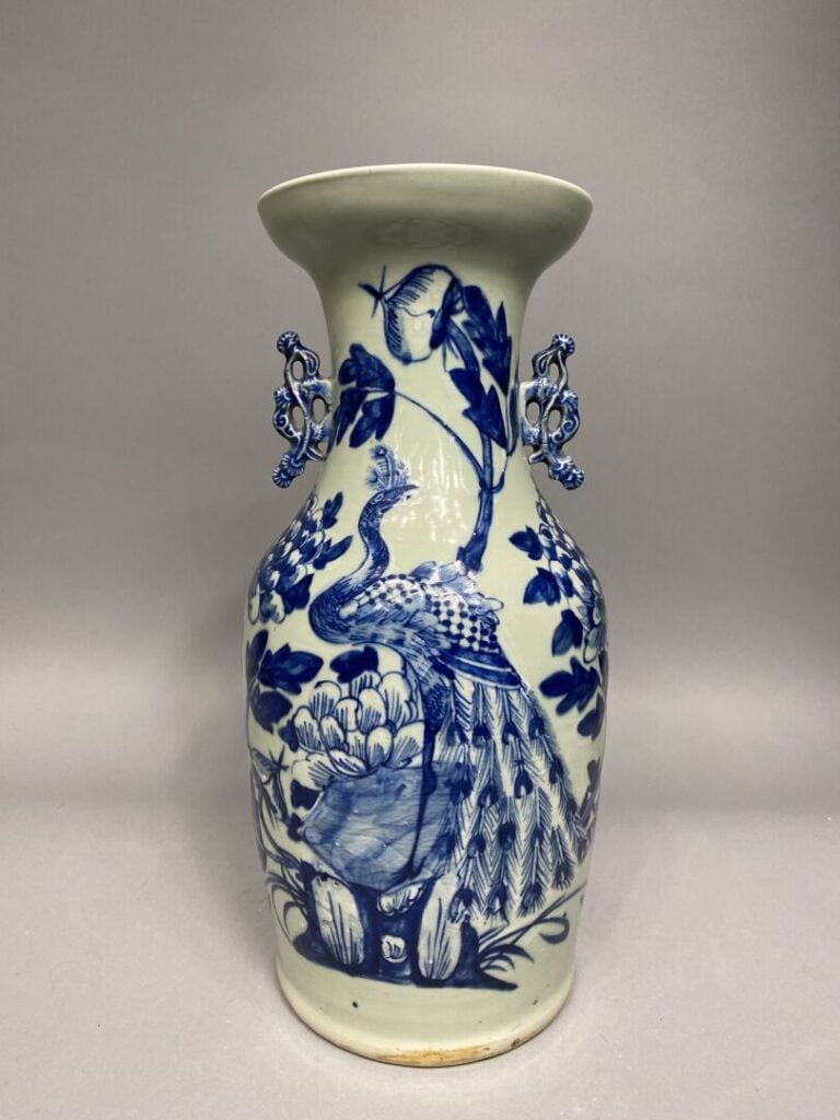 Chine / Vietnam - Vase en porcelaine émaillée céladon à décor bleu d'un paon su…