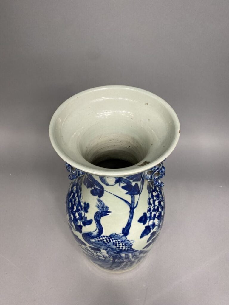 Chine / Vietnam - Vase en porcelaine émaillée céladon à décor bleu d'un paon su…