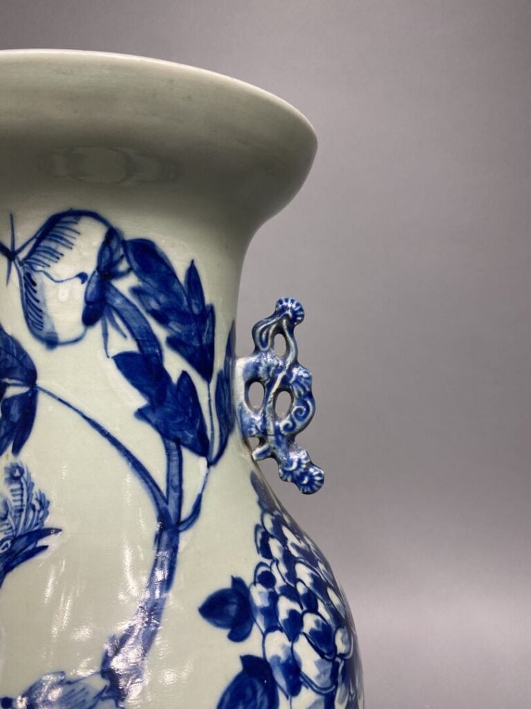 Chine / Vietnam - Vase en porcelaine émaillée céladon à décor bleu d'un paon su…