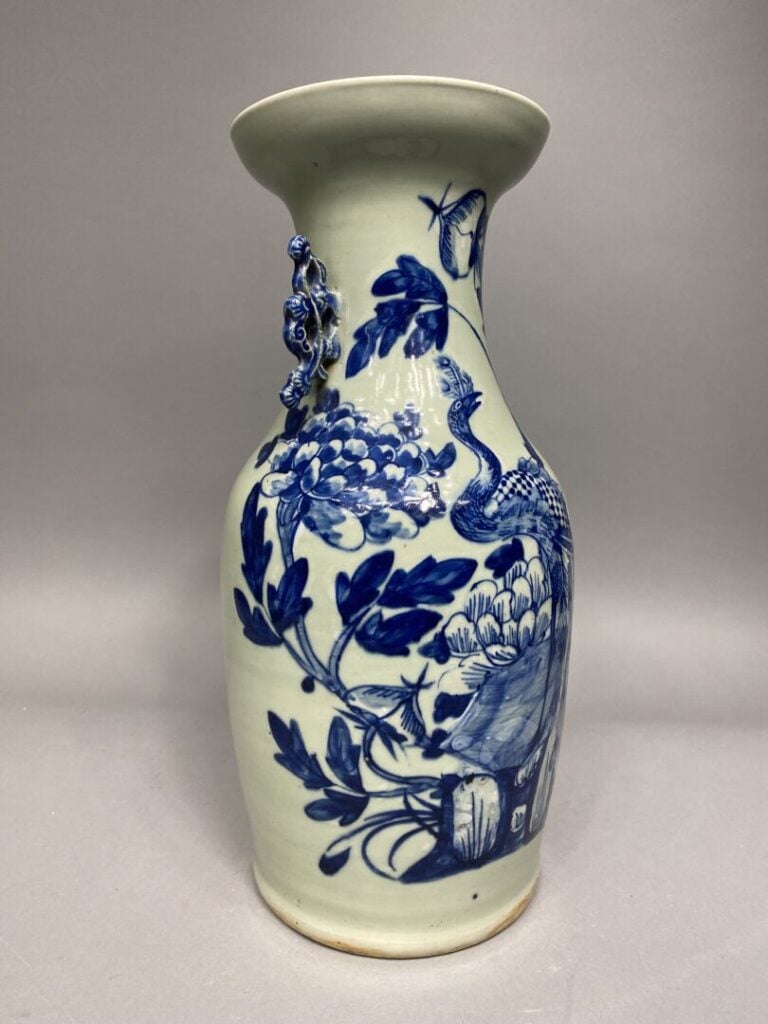 Chine / Vietnam - Vase en porcelaine émaillée céladon à décor bleu d'un paon su…