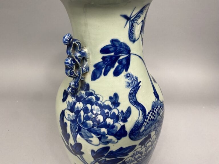 Chine / Vietnam - Vase en porcelaine émaillée céladon à décor bleu d'un paon su…