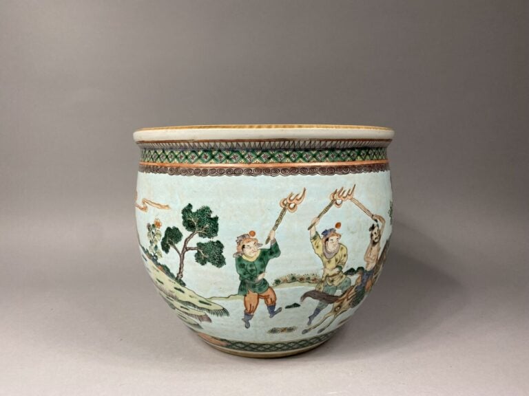 Chine, XIXe - Aquarium / vasque à poissons en porcelaine émaillée dans le style…