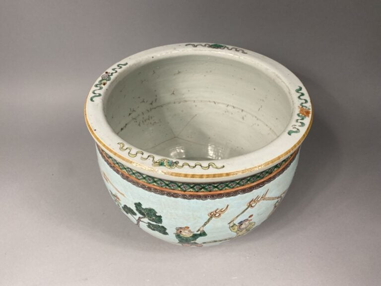 Chine, XIXe - Aquarium / vasque à poissons en porcelaine émaillée dans le style…