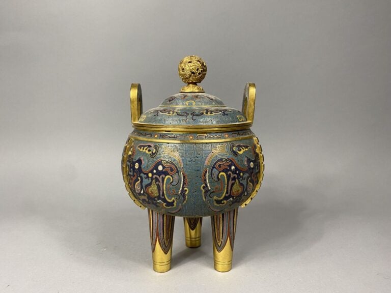 Chine - XIXe - Brûle-parfum tripode couvert en bronze et émaux cloisonnés à déc…