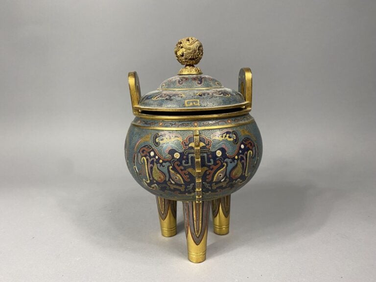 Chine - XIXe - Brûle-parfum tripode couvert en bronze et émaux cloisonnés à déc…