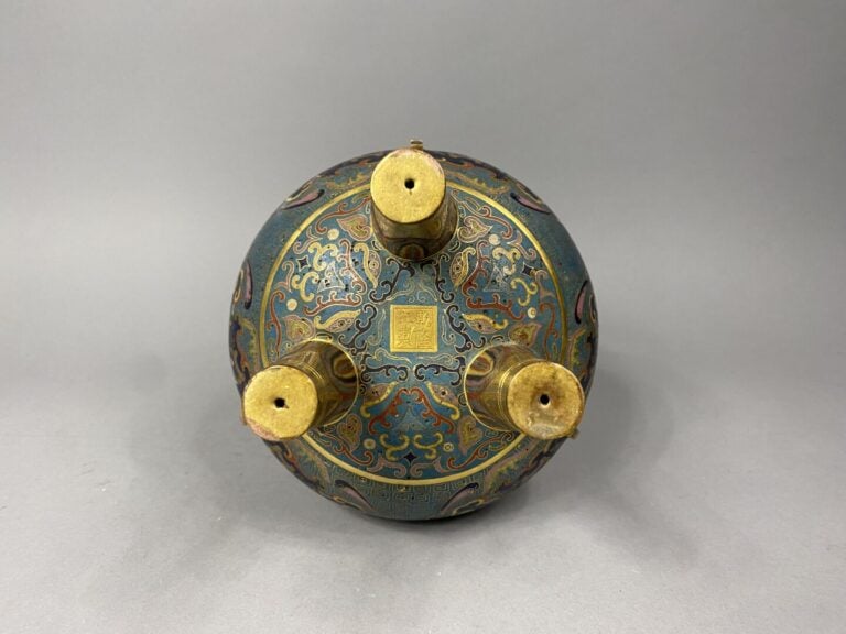Chine - XIXe - Brûle-parfum tripode couvert en bronze et émaux cloisonnés à déc…