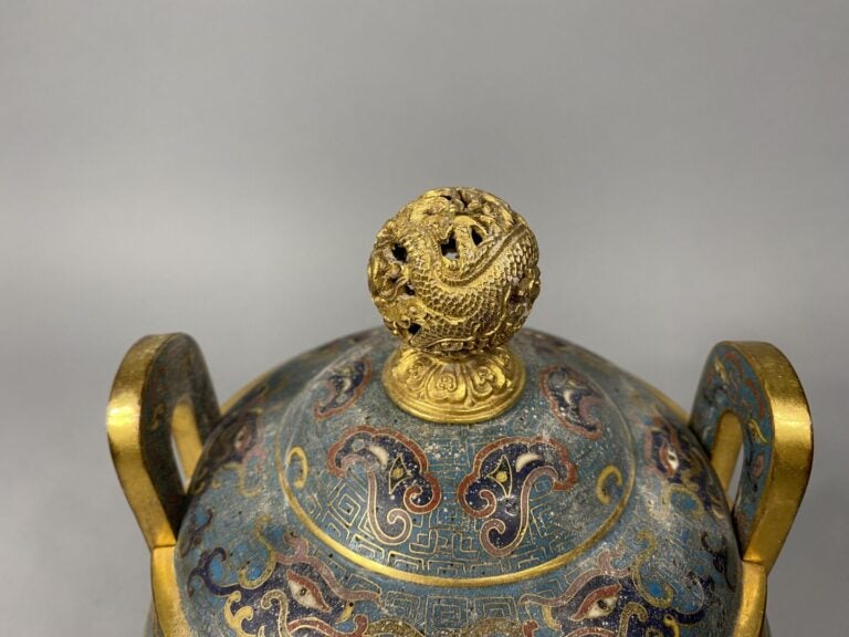 Chine - XIXe - Brûle-parfum tripode couvert en bronze et émaux cloisonnés à déc…