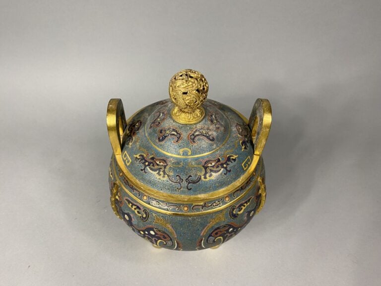 Chine - XIXe - Brûle-parfum tripode couvert en bronze et émaux cloisonnés à déc…