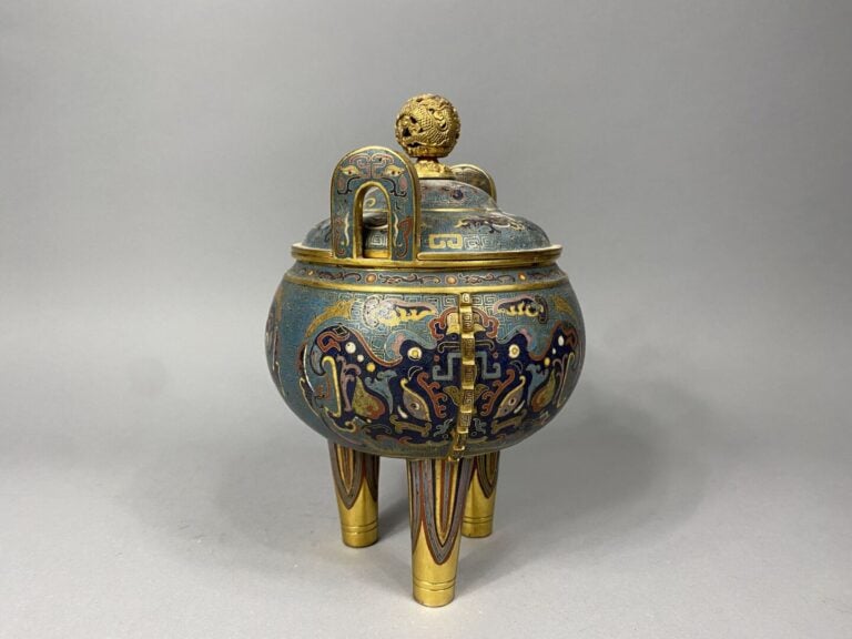 Chine - XIXe - Brûle-parfum tripode couvert en bronze et émaux cloisonnés à déc…