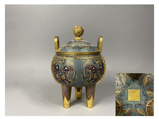 Chine - XIXe - Brûle-parfum tripode couvert en bronze et émaux cloisonnés à déc…