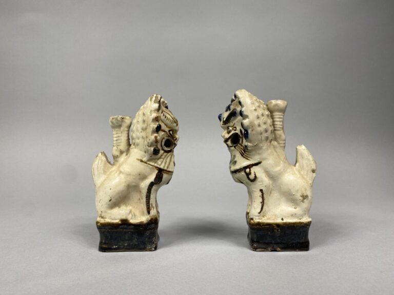 Chine, XIXe - Paire de porte encens à décor émaillé représentant des shishi, se…