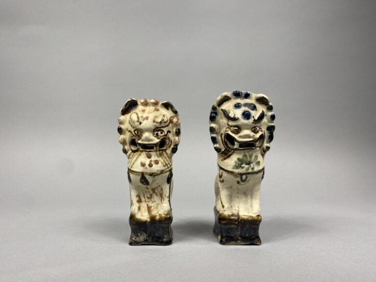 Chine, XIXe - Paire de porte encens à décor émaillé représentant des shishi, se…