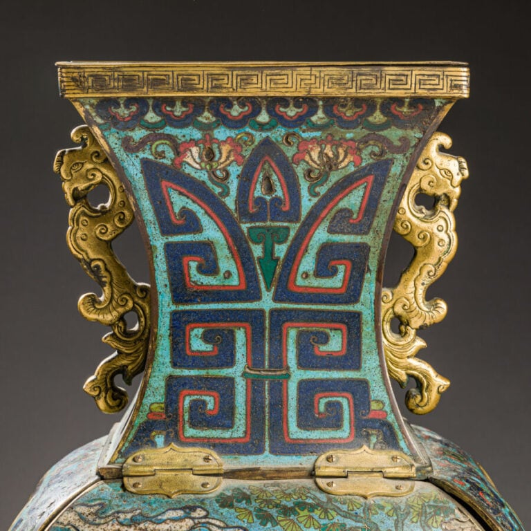CHINE - XIXe siècle - Important vase de forme 'fanghu' en bronze doré et émaux…