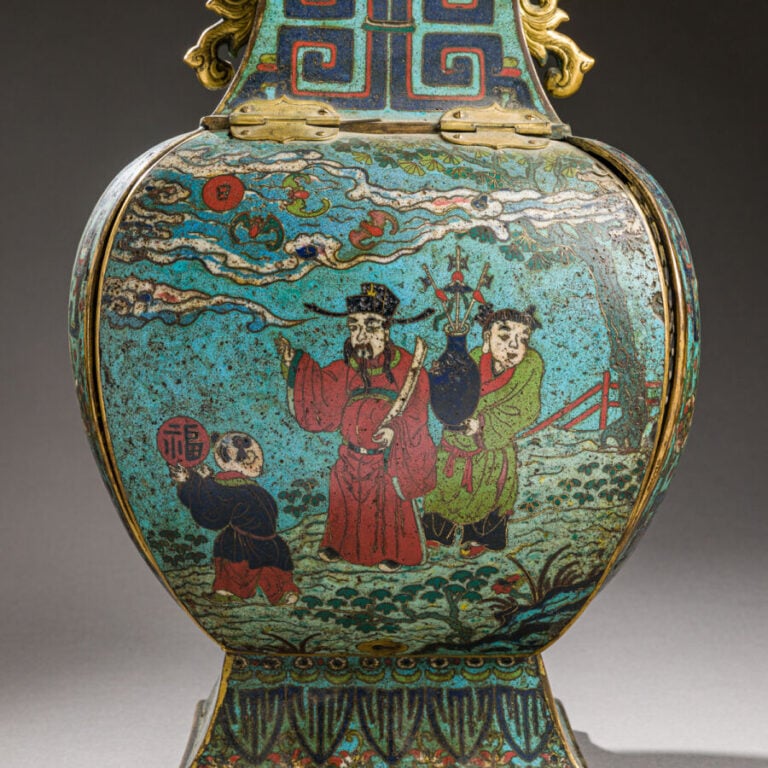 CHINE - XIXe siècle - Important vase de forme 'fanghu' en bronze doré et émaux…