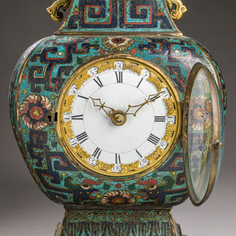 CHINE - XIXe siècle - Important vase de forme 'fanghu' en bronze doré et émaux…