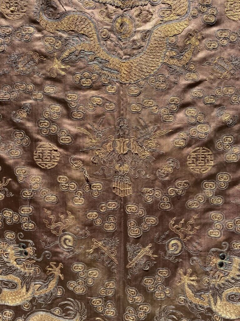CHINE - XIXe siècle - Robe en soie chocolat à décor brodé aux fils d'or de drag…