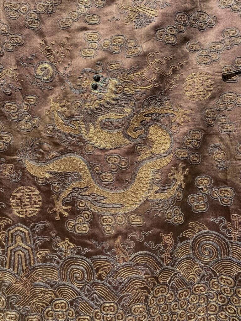 CHINE - XIXe siècle - Robe en soie chocolat à décor brodé aux fils d'or de drag…
