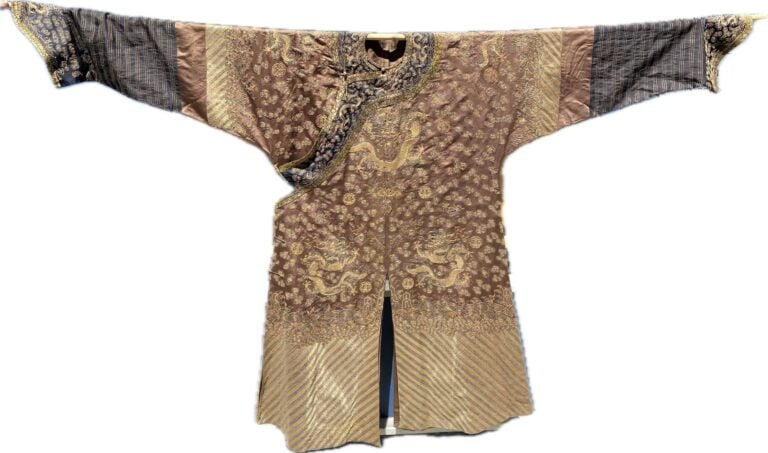 CHINE - XIXe siècle - Robe en soie chocolat à décor brodé aux fils d'or de drag…