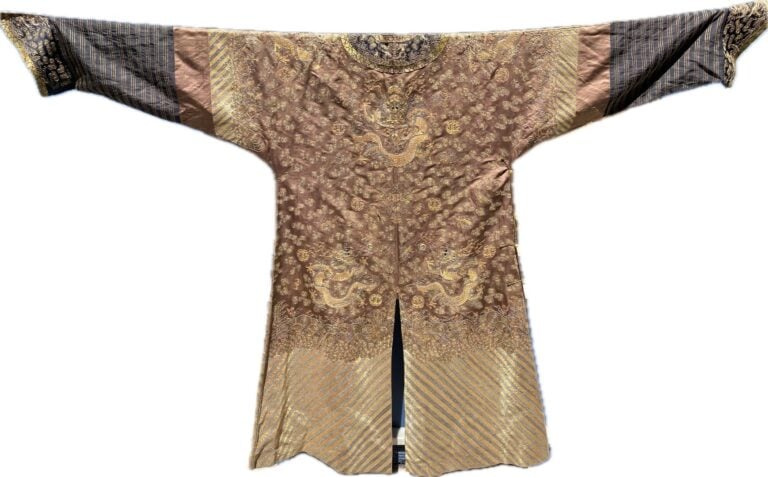 CHINE - XIXe siècle - Robe en soie chocolat à décor brodé aux fils d'or de drag…