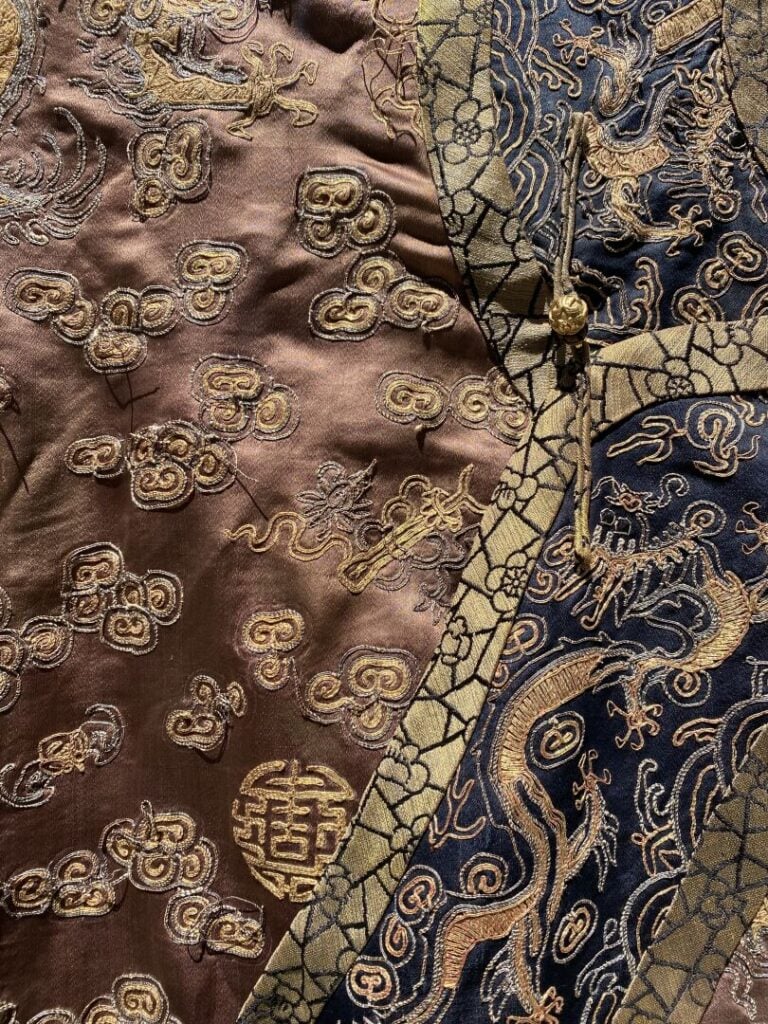 CHINE - XIXe siècle - Robe en soie chocolat à décor brodé aux fils d'or de drag…