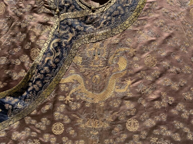 CHINE - XIXe siècle - Robe en soie chocolat à décor brodé aux fils d'or de drag…